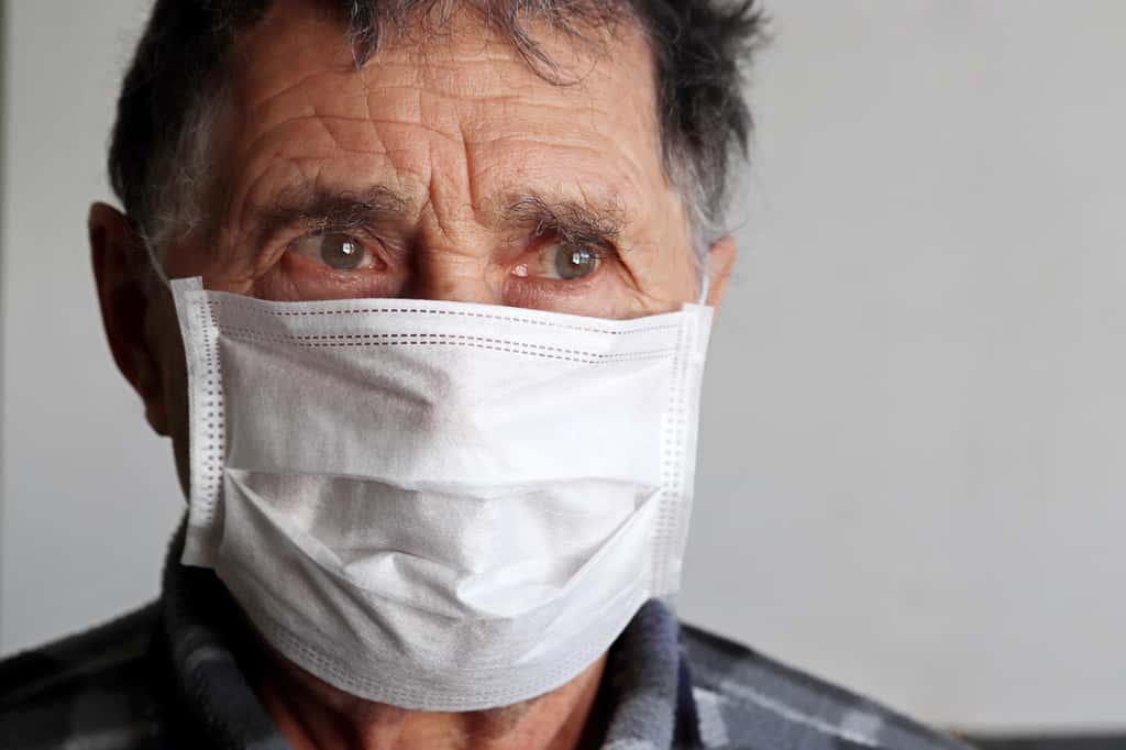 Le coronavirus cause des symptômes respiratoires qui peuvent être graves et touche principalement les personnes âgées. © Oleg, Adobe Stock